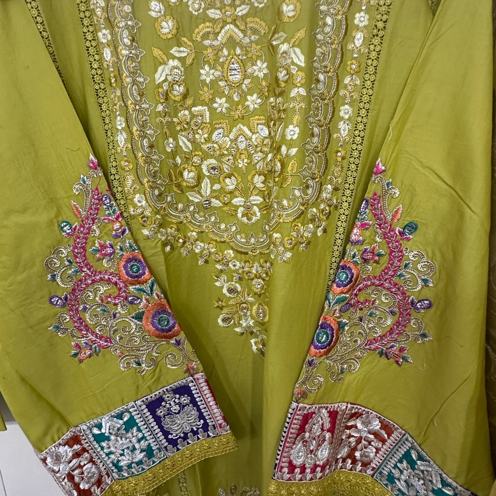 Super Sale‼️Embroidered luxury Green Traditional Outfit by Dikhawa size 24 - Picture 4 of 13